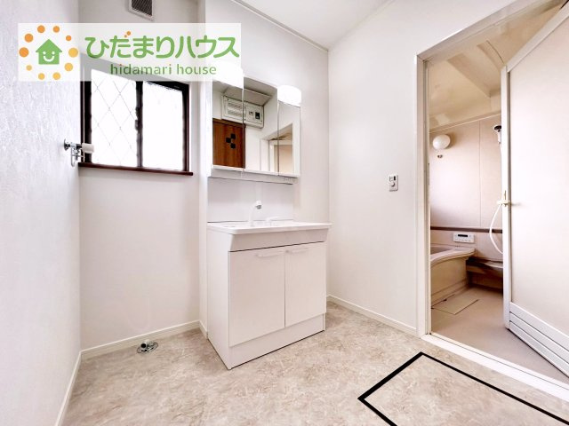 【独立洗面台】 | つくば市東光台2丁目　中古戸建　 | ゆったりとした洗面所には物入れを完備！タオルや洗剤をしまえます(^^)
