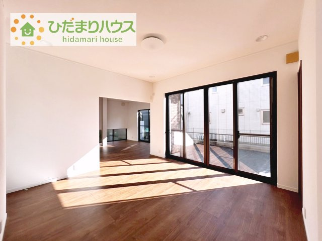 【居間・リビング】 | つくば市東光台2丁目　中古戸建　 | リビングの大きな窓からは、暖かな日の光が降り注ぎます・・・