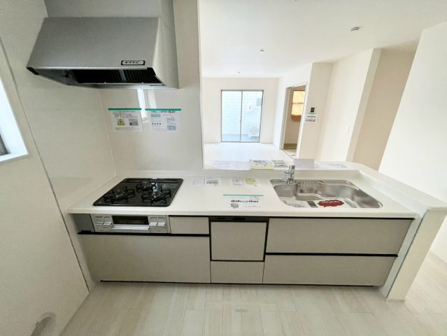 耐震等級３！ご成約プレゼント対象物件！のキッチン|対面式のキッチンが特徴のLDK！リビングの様子を見ながら料理ができお子様のいるご家庭でも安心です♪　１号棟