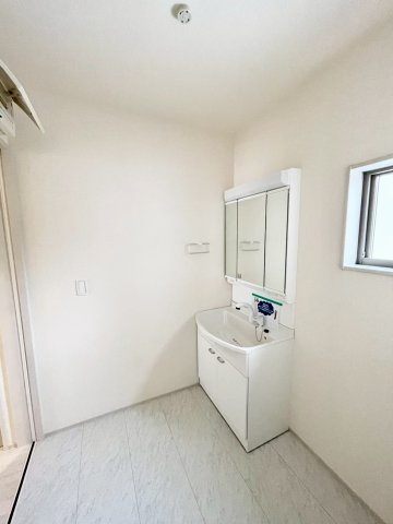 耐震等級３！ご成約プレゼント対象物件！の独立洗面台|洗濯機を置いても余裕の広さ！鏡の裏には収納スペース付き！　１号棟