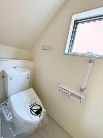 耐震等級３！ご成約プレゼント対象物件！のトイレ|1、2階それぞれにトイレ完備！温水洗浄便座機能付きです♪　１号棟