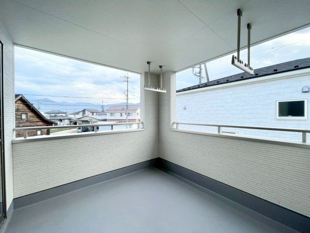 耐震等級３！ご成約プレゼント対象物件！のバルコニー|日当たり良好な広いバルコニー！洗濯物の出し入れなど楽々できちゃいます♪　１号棟