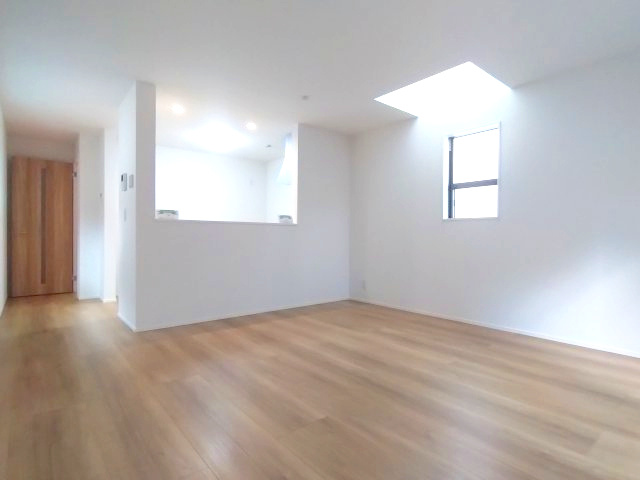 GRAFARE REUSE HOUSE　緑区鏡田　売戸建の居間・リビング|2024年4月築！築浅物件です！