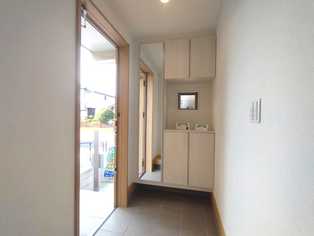 GRAFARE REUSE HOUSE　緑区鏡田　売戸建の玄関|シューズボックスがあるので靴の収納楽々！