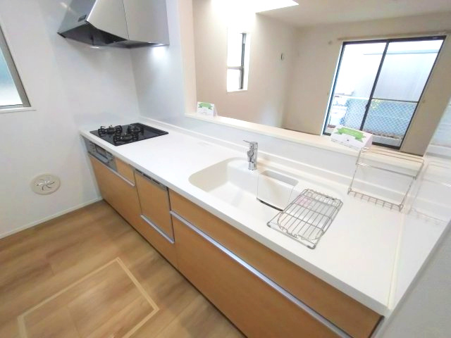 GRAFARE REUSE HOUSE　緑区鏡田　売戸建のキッチン|食器洗い乾燥機完備で、日々のお皿洗いも楽々です！