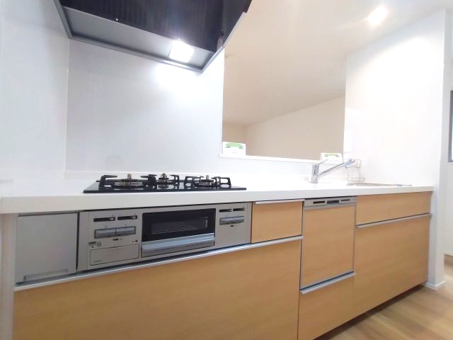 GRAFARE REUSE HOUSE　緑区鏡田　売戸建のキッチン|食器洗い乾燥機完備で、日々のお皿洗いも楽々です！