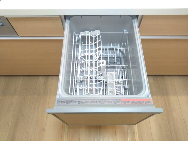 GRAFARE REUSE HOUSE　緑区鏡田　売戸建のキッチン|食器洗い乾燥機完備で、日々のお皿洗いも楽々です！