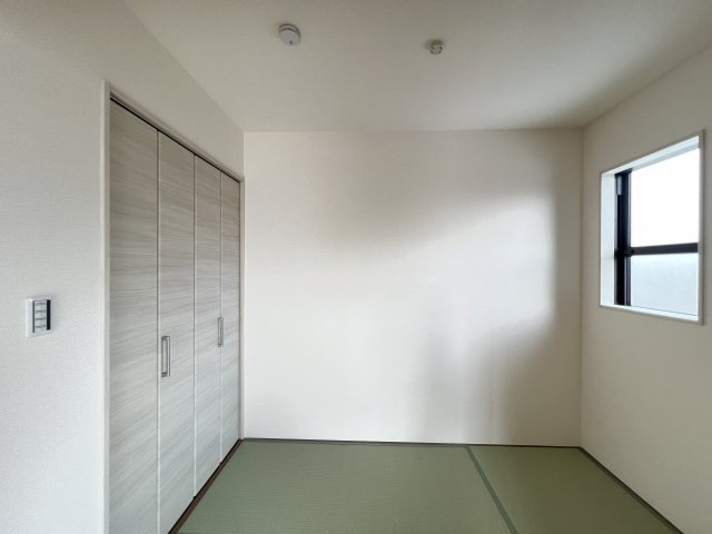 北葛城郡広陵町萱野3期　3号棟の和室|LDKに続く洋風和室3帖