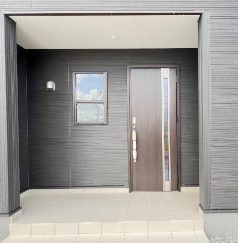 北葛城郡広陵町萱野3期　3号棟の玄関|落ち着いた玄関ドアとポーチ