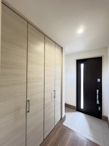 北葛城郡広陵町萱野3期　3号棟の玄関|明るい内玄関