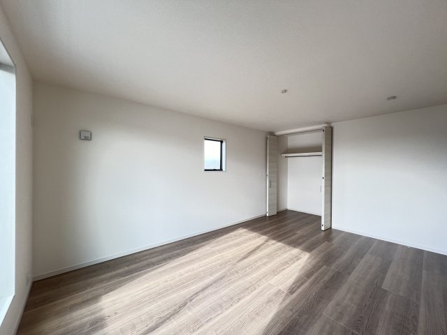 北葛城郡広陵町萱野3期　3号棟の寝室|11帖の広い洋室　クローゼット付き