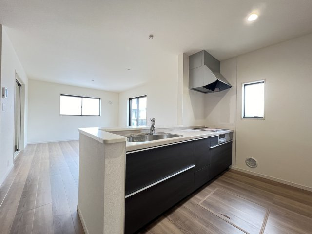 北葛城郡広陵町萱野3期　3号棟のキッチン|会話が弾む対面式システムキッチン