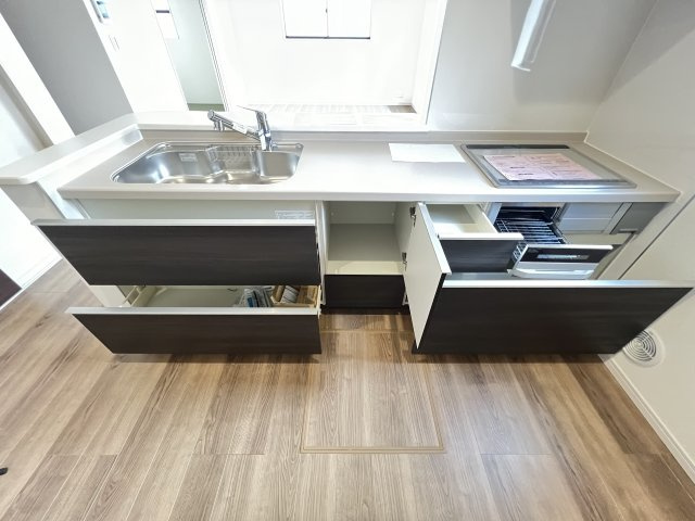 北葛城郡広陵町萱野3期　3号棟のキッチン|引き出し収納が使いやすいシステムキッチン