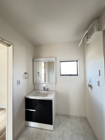 北葛城郡広陵町萱野3期　3号棟の独立洗面台|三面鏡付き洗面化粧台