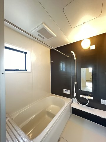 北葛城郡広陵町萱野3期　3号棟の浴室|のびのび入浴できるバスルーム