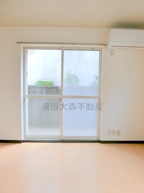 エーデルハイツの居間・リビング|南向き2面採光の　洋室6帖