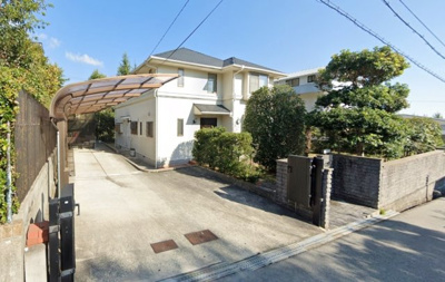 【外観】 | 芦屋市奥池町　中古戸建 | カーポート付駐車場は3台分駐車可能。屋根付きなので、大切なお車を雨風から守ります。