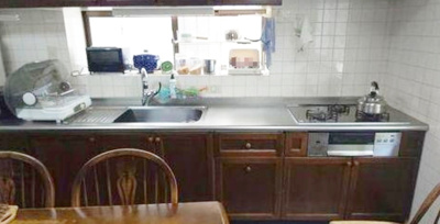 【キッチン】 | 芦屋市奥池町　中古戸建 | キッチンに窓があり、明るく開放的です。また換気もできるので匂いもこもらないですね