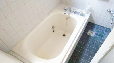 【浴室】 | 芦屋市奥池町　中古戸建 | 光が差し込む明るいバスルーム。換気ができ、カビ対策にもなりますね