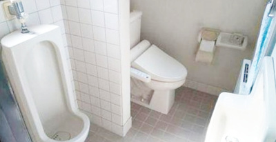 【トイレ】 | 芦屋市奥池町　中古戸建 | トイレには快適な温水洗浄便座付き