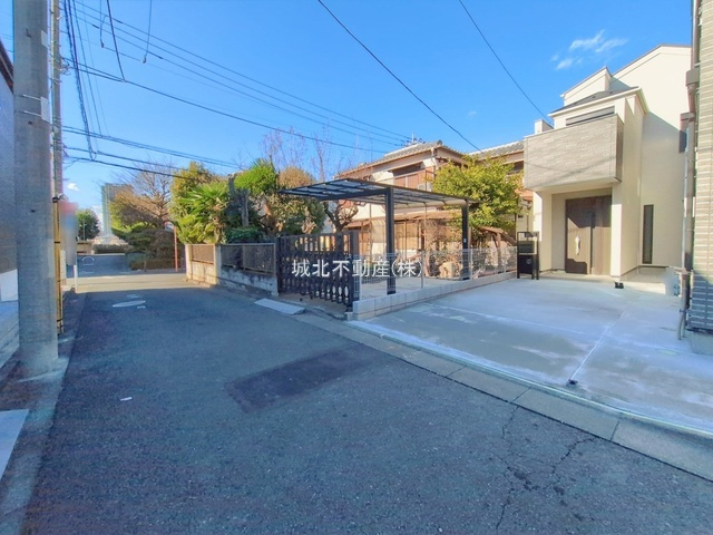 練馬区高野台3丁目 全3棟 A号棟の前面道路含む現地写真