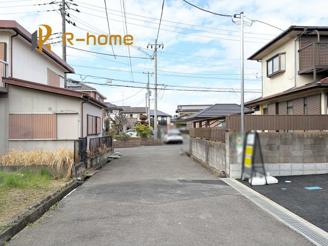 牛久市神谷第13　新築戸建て　1号棟の前面道路含む現地写真|『今から見たい！』大歓迎です♪
お気軽にＲ－ｈomeまでお問い合わせください。