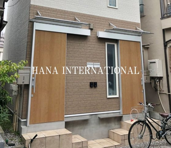 アヴェニールのエントランス|木目調のドアがナチュラルな感じでかわいいです。