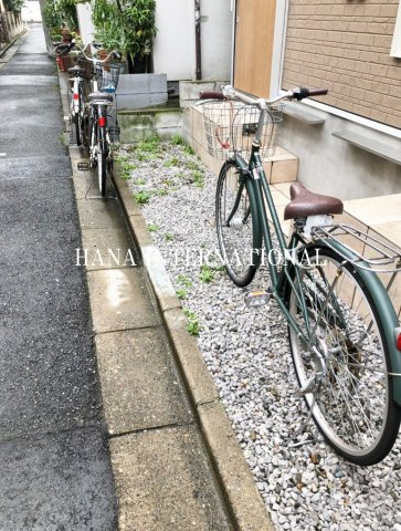 アヴェニールのその他共用部分|玄関前にスペースがあります。