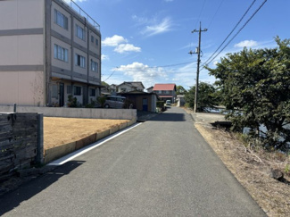 【前面道路含む現地写真】 | 土地　玉島阿賀崎　全1区画　73.66坪 | 前面道路は北西側幅員約4.2ｍの公道です。