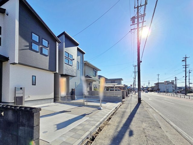 【前面道路含む現地写真】 | 知多市つつじが丘三丁目2期　1号棟