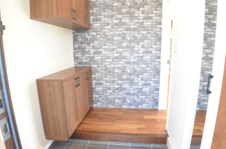 【外観】 | さいたま市岩槻区岩槻　築浅戸建 | 陽当り良好な南西角地、前面道路も広く車の出し入れも楽々(^^)/