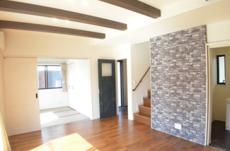 【外観】 | さいたま市岩槻区岩槻　築浅戸建 | 陽のひかりと緑に包まれた分譲地内。陽光を感じながら家族団らんをお楽しみください。