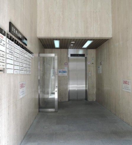 日宝東心斎橋ビルのエントランス