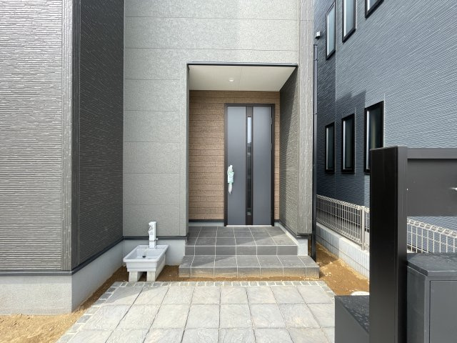 【玄関】 | 熊谷市万平町第3   LiveleGarden.s　新築戸建　全4棟　2号棟