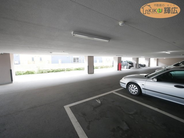 ロワイヤル岡田・手柄山公園　6階の駐車場