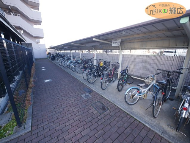 ロワイヤル岡田・手柄山公園　6階の駐輪場