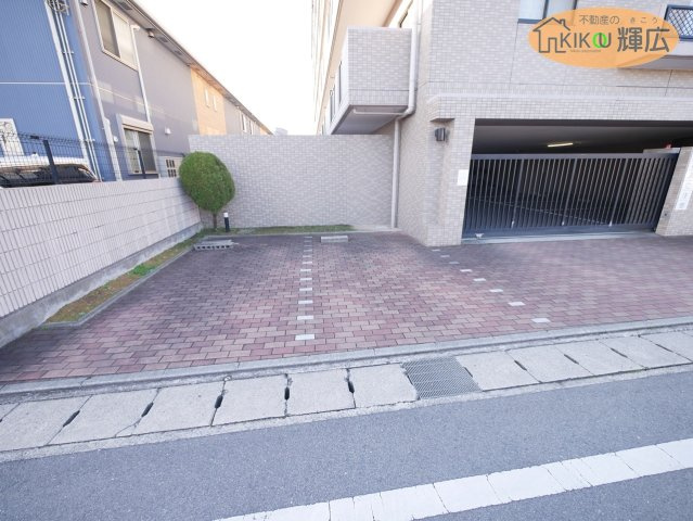 【駐車場】 | ロワイヤル岡田・手柄山公園　6階