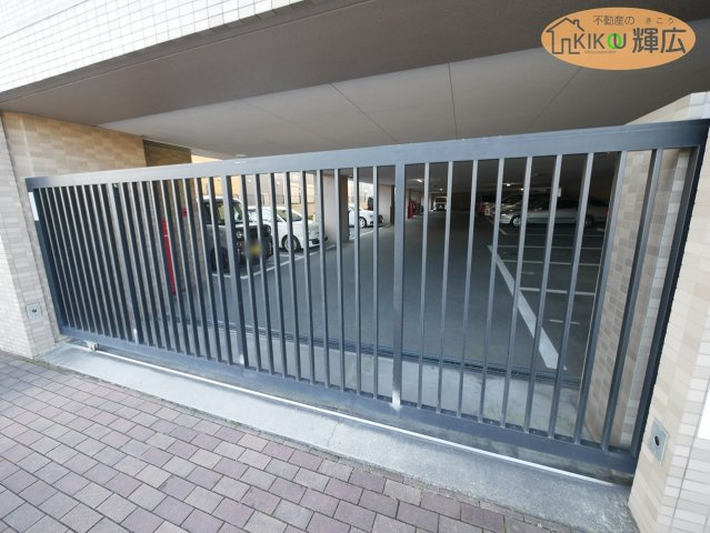 【駐車場】 | ロワイヤル岡田・手柄山公園　6階