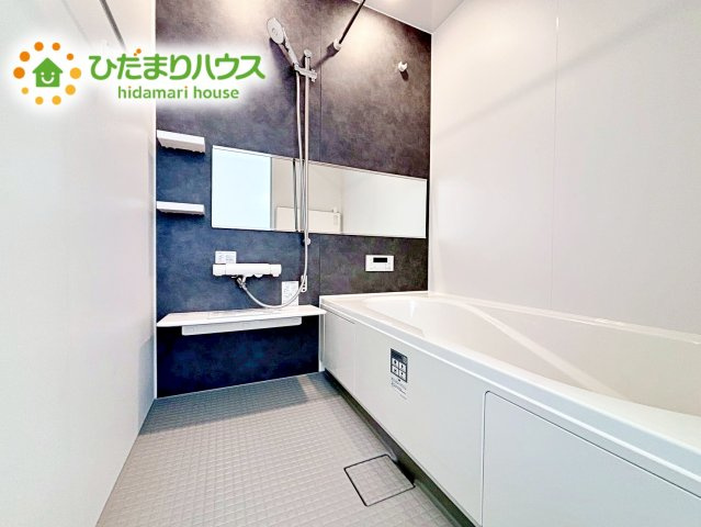 【浴室】 | ひたちなか市高場7期　新築戸建 | 仕事の帰りが遅くなる時でも、浴室乾燥機があれば洗濯物を干せます！共働きのご家庭の強い味方！！