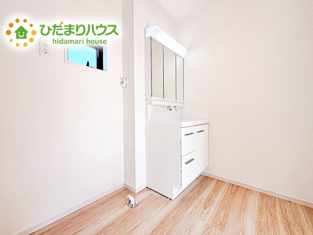 【独立洗面台】 | ひたちなか市高場7期　新築戸建 | 大きな三面鏡の独立洗面。鏡の後ろは収納となっているのでスッキリと整理できます！