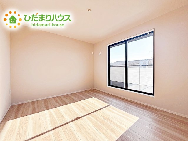 【寝室】 | ひたちなか市高場7期　新築戸建 | バルコニーに面していて、たっぷり光りの入る明るい主寝室です！