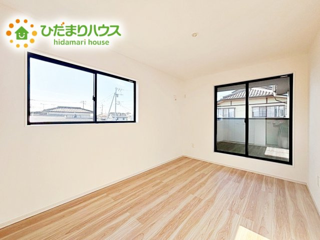 【洋室】 | ひたちなか市高場7期　新築戸建 | 二面採光の設計で明るい時間帯は陽が入り、リラックス出来るお部屋となっています。