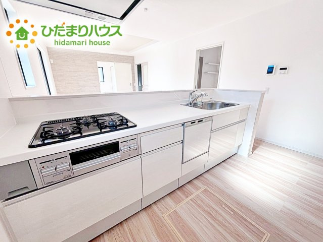 【キッチン】 | ひたちなか市高場7期　新築戸建 | 3口コンロが嬉しいシステムキッチン♪広いシンクや作業台でお料理が捗ります♪
