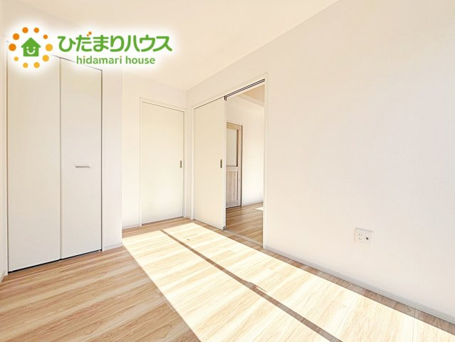 【洋室】 | ひたちなか市高場7期　新築戸建 | 白い壁の洋室は、太陽の光だけでも十分明るく感じられますね