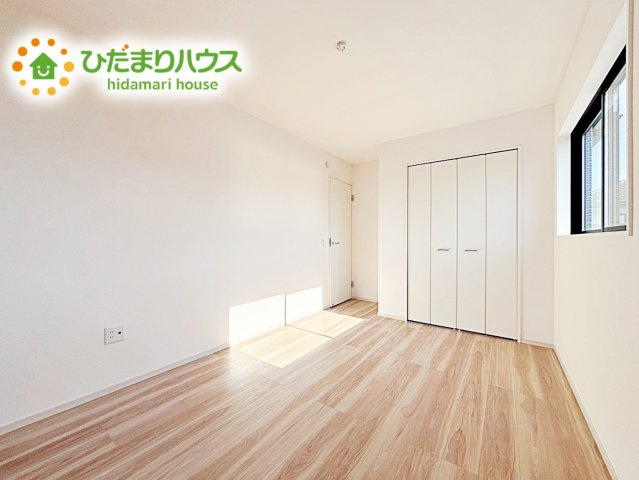 【洋室】 | ひたちなか市高場7期　新築戸建 | 明るい陽光が差し込む洋室。白を基調とした爽やかな空間。