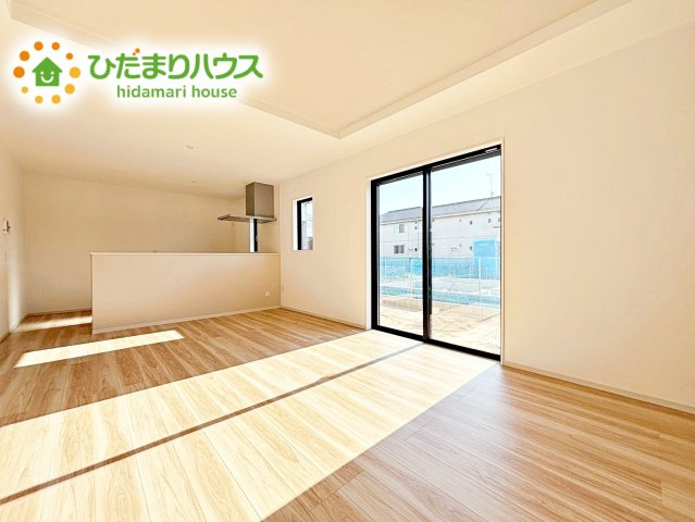 【居間・リビング】 | ひたちなか市高場7期　新築戸建 | 大きな窓から差し込む光でいっぱいのリビング　休日もつい家にいる時間が長くなりそうです