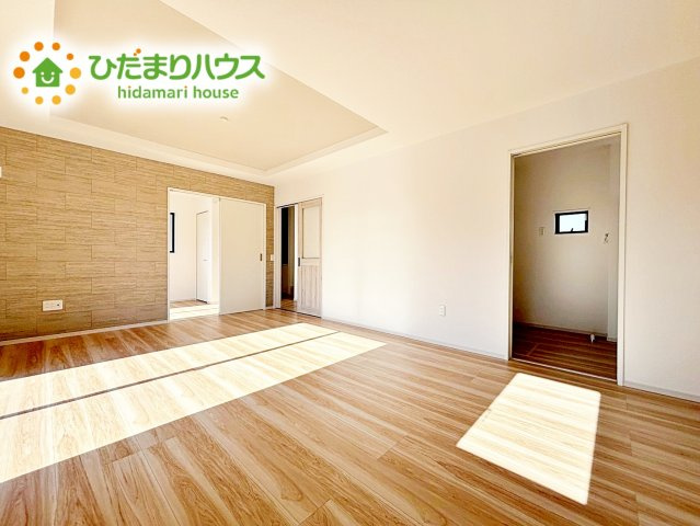 【居間・リビング】 | ひたちなか市高場7期　新築戸建 | 家族で長く過ごすのがリビング。南向きで明るく気持ちの良い空間です。カウンターに隣接してダイニングテーブルを設置することで配膳作業もラクラク！