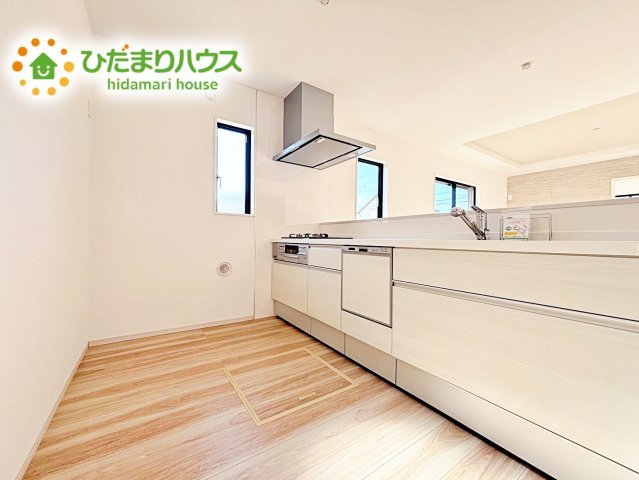 【キッチン】 | ひたちなか市高場7期　新築戸建 | 家族でのコミュニケーションがとれる対面型システムキッチン。横一列にシンクとコンロをまとめたシンプルな形です。動きやすさとスタイリッシュなデザインが魅力。