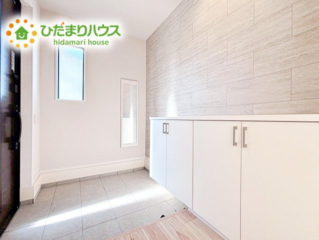 【玄関】 | ひたちなか市高場7期　新築戸建 | お家に出会う人々を迎える玄関だからこそ、広々清潔感あふれる空間にしたいものです。採光・通風にも配慮された設計で毎日明るい空間をキープします♪