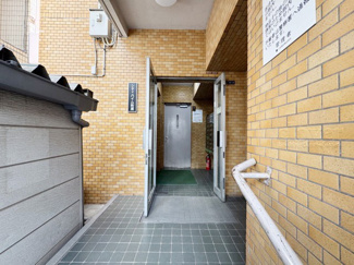 【エントランス】 | お客様を、そして住人を出迎えてくれるマンションのエントランス。ゴミが落ちていないことからも、管理状態の良さや住民の節度の高さが見て取れます。～即日のご見学可能～　お問合せはお気軽にどうぞ。